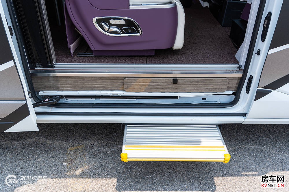 实拍卫航房车“黑豹”，带给你不一样的豪华美式大旅居！_12