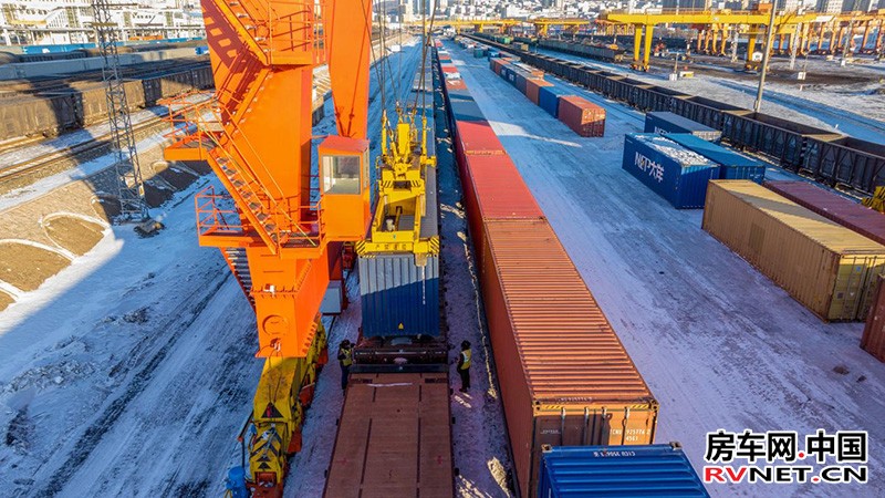新年开工首日，绥芬河铁路口岸的作业清单排得满满当当。曲艺伟 摄