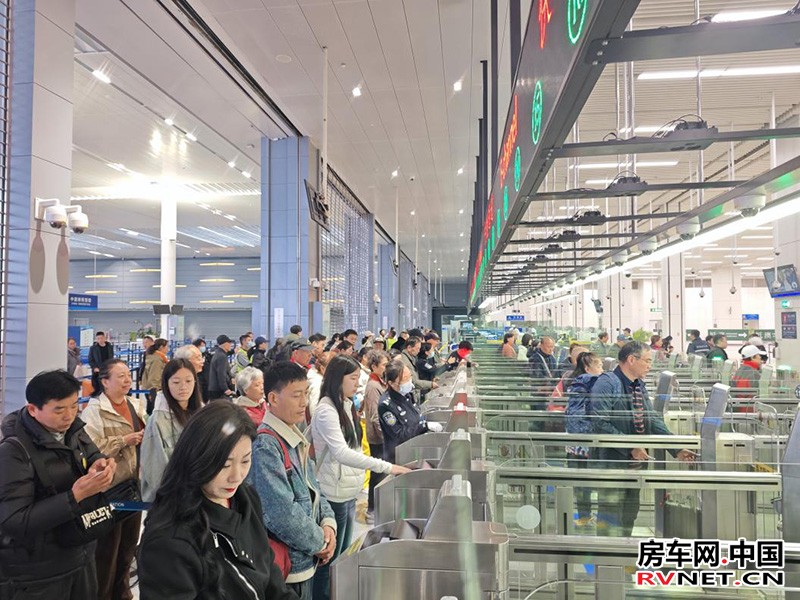 1月4日，港珠澳大桥珠海公路口岸迎来出境高峰。田佳琪摄