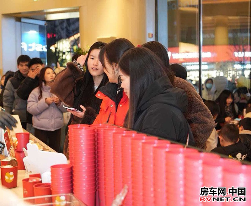 连日来 崔月所在的饮品店生意火爆，元旦假期卖出去4000多杯。崔月摄