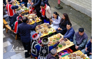 图片 云南元阳哈尼长街宴热闹非凡