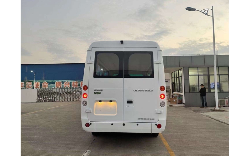 五菱房车S300 柴油2.4T  AT自动挡 后去后双胎 B型房车空间最大