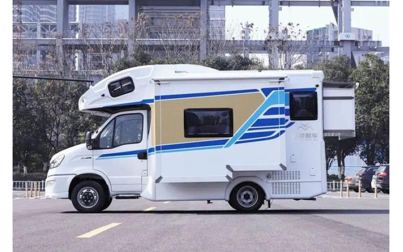 隆翠6号双拓展房车，拥有豪华的内饰、丰富的配置和宽敞的空间，官方指导价为55.99万