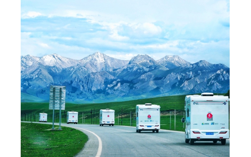 行进中的房车车队