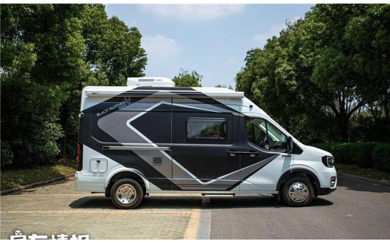 卫航房车 首款福特V363房车实拍！2.3T柴油机+8AT动力足好开，还带航空座椅