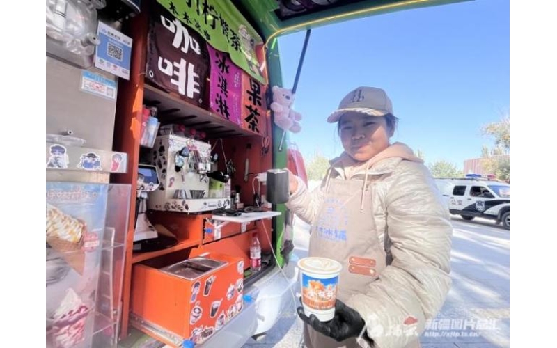 沪喀同心｜胡杨林景区里，房车夫妻&ldquo;啡&rdquo;来不可的诗和远方