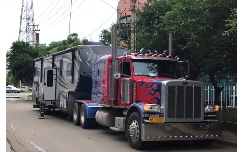 偶遇房车&ldquo;天花板&rdquo;，百公里油耗仅30升，光擎天柱车头就要500万