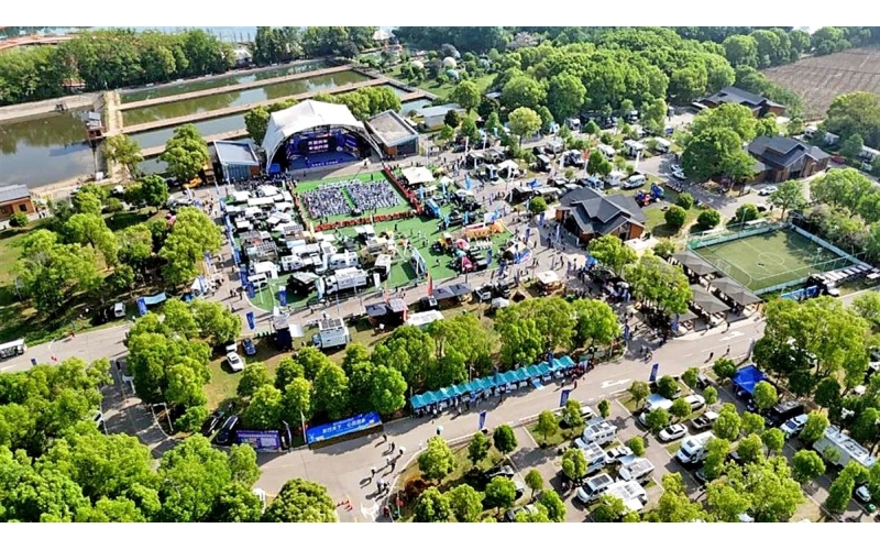 在号称&ldquo;亚洲第一坝&rdquo;的洈水大坝上 80辆房车主共赴这一国家级盛会