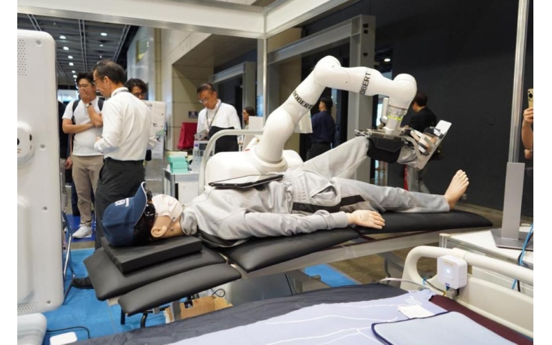 新华网财经观察丨当养老机器人来敲门