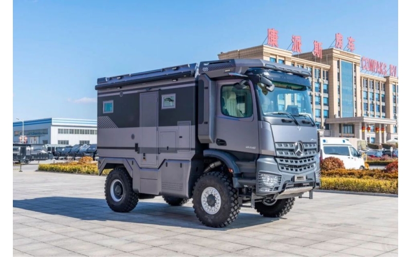 康派斯阿洛斯碳纤维房车官方报价498万，通过碳纤维轻量化技术、三把差速锁越野配置、1000W太阳能供电及9kW水暖加热器