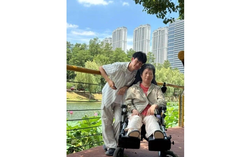&ldquo;真男人mvp！&rdquo;26岁湖北小伙带偏瘫母亲房车旅行获百万点赞：不想让她只在家看天