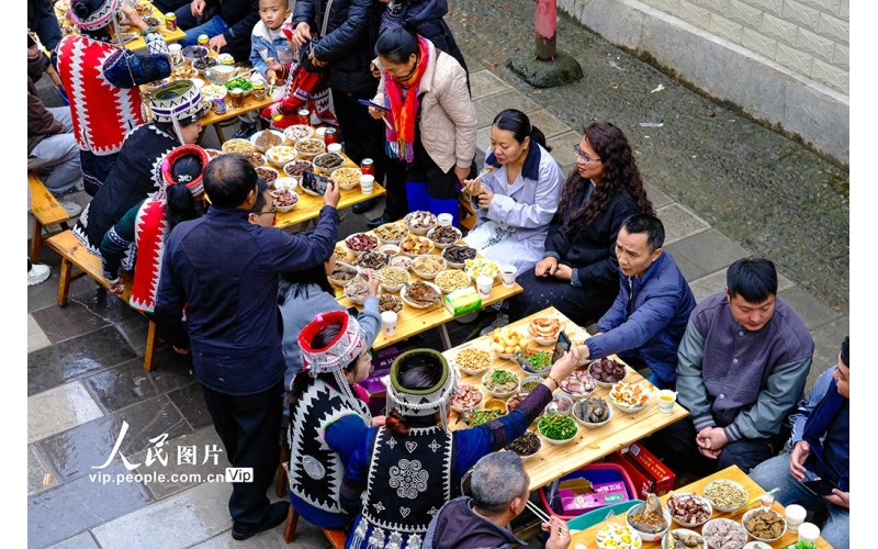 图片 云南元阳哈尼长街宴热闹非凡