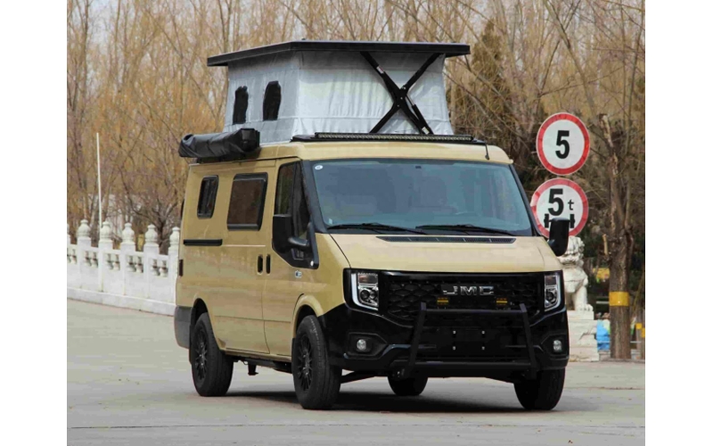 富日通闪电L房车作为这一领域的佼佼者，以其独特的设计理念和丰富的功能配置，为露营爱好者带来了全新的出行体验