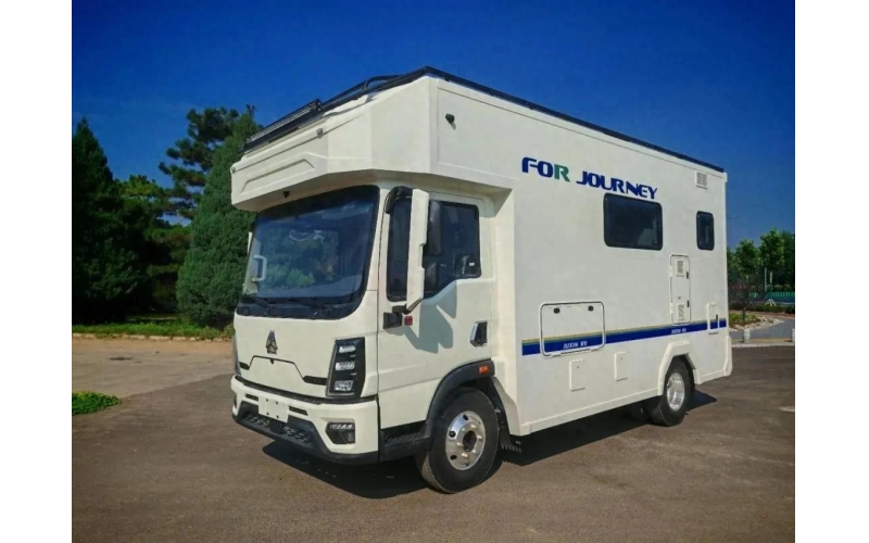 基于中国重汽豪沃统帅Pro底盘打造的房车，以38.4万元的亲民定价、蓝牌C照的准入门槛，以及4平方米露台、双床系统等创新配置，成为2025年房车市场的现象级产品