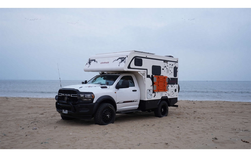 在越野房车领域，康派斯道奇公羊RAM 4500凭借其强悍的越野性能、精致的旅居配置以及美式硬派的设计风格，成为长途穿越与家庭旅行的理想选择