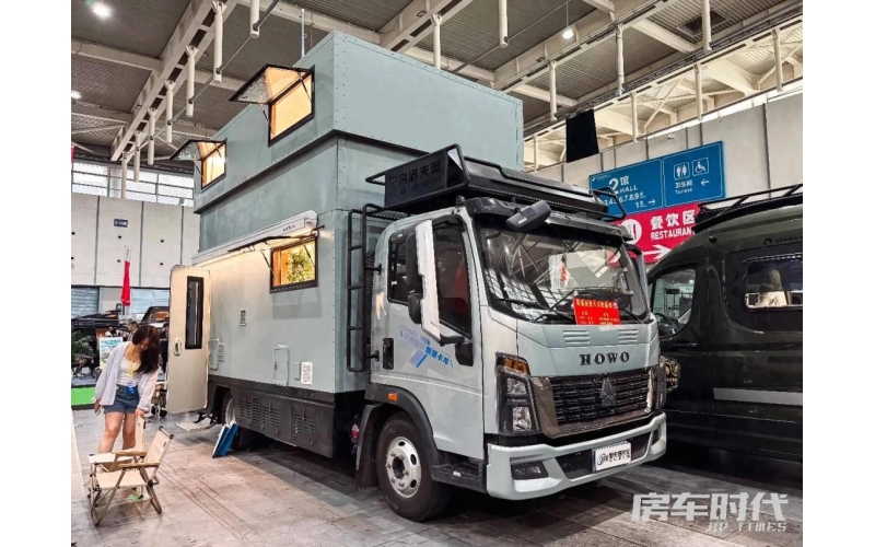 27万的移动跃层公寓 奥夫洛豪沃统帅轻卡房车
